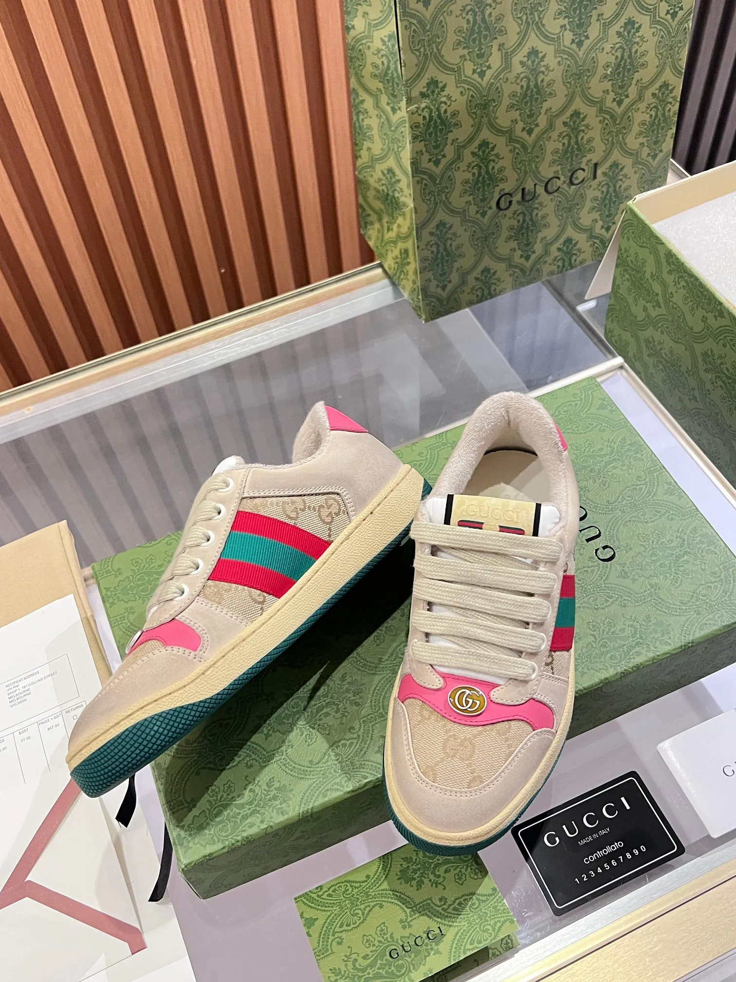 👟👟Ex-factory price 540👟👟 ⚡️Gucci Dirty Shoes Top factory quality, impeccable at the counter, the comfort is incredible. Retro distressed elements, washed retro logo on the tongue, metal double LOGO, 99% recognizable, full of Gucci elements; terry cloth lining, cowhide foot pads and 3mm latex are much more comfortable than real leather shoes. Environmentally friendly TPU wear-resistant outsole, soft and elastic. The inside of the tongue is made of imported elastic bands, which have great tension and won't strangle your feet. I don't develop the shoes without the original version. Only by getting the original version can the shoes be accurate and beat the market version instantly. Every stitch and every stitch is very tight and full. The debugging process is the most painstaking and requires no less than a hundred modifications before it is adjusted to the perfect state so that it can be worn comfortably by all foot types! Size 35-40 women’s model)
